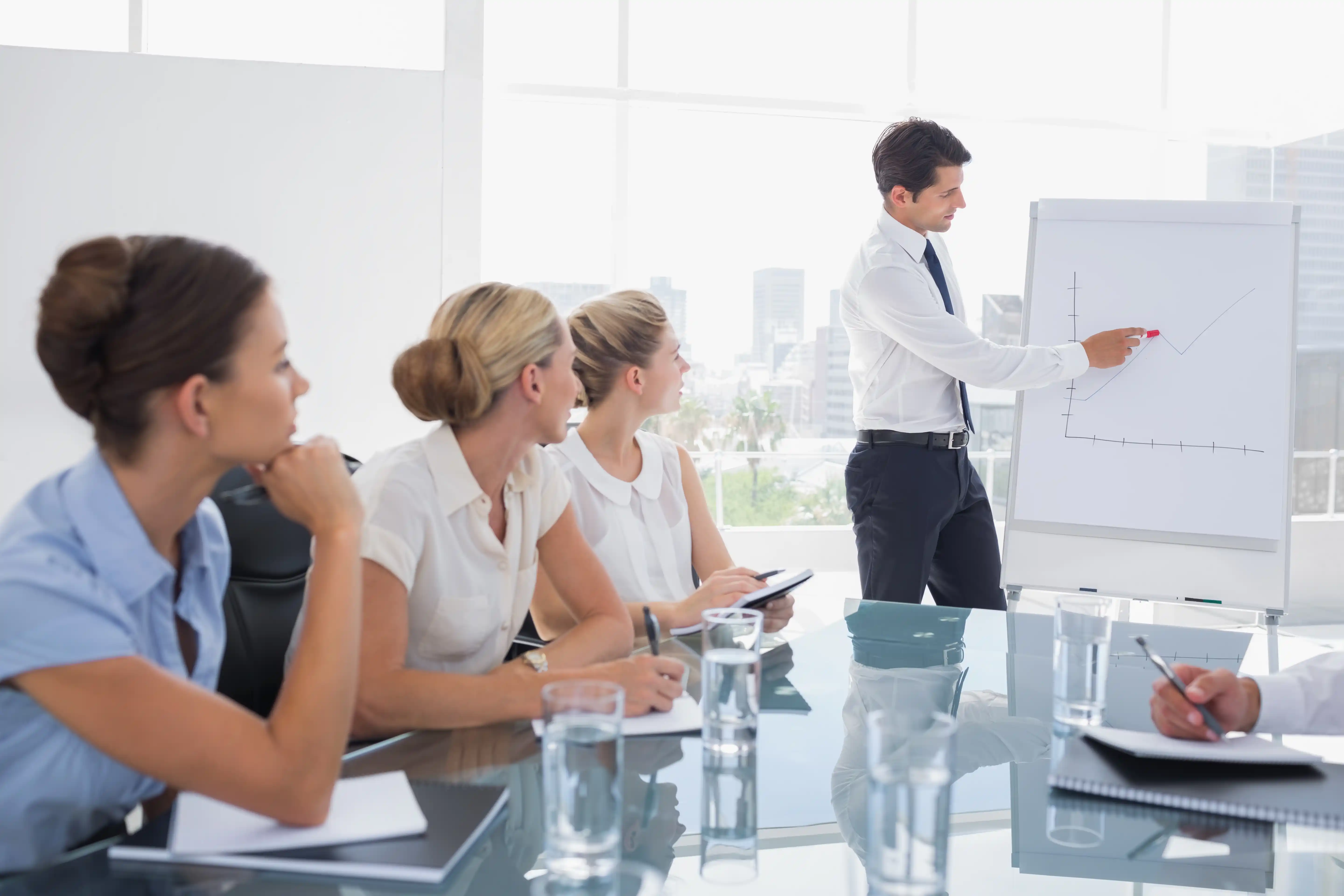 Profesional enseñando conceptos financieros en sesión educativa