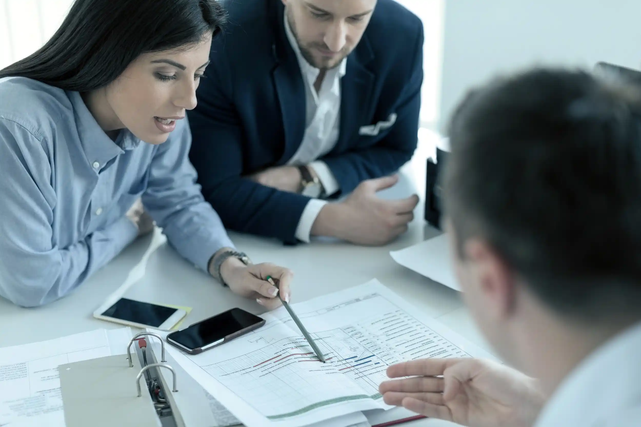 Consultor financiero profesional asesorando a cliente sobre inversiones