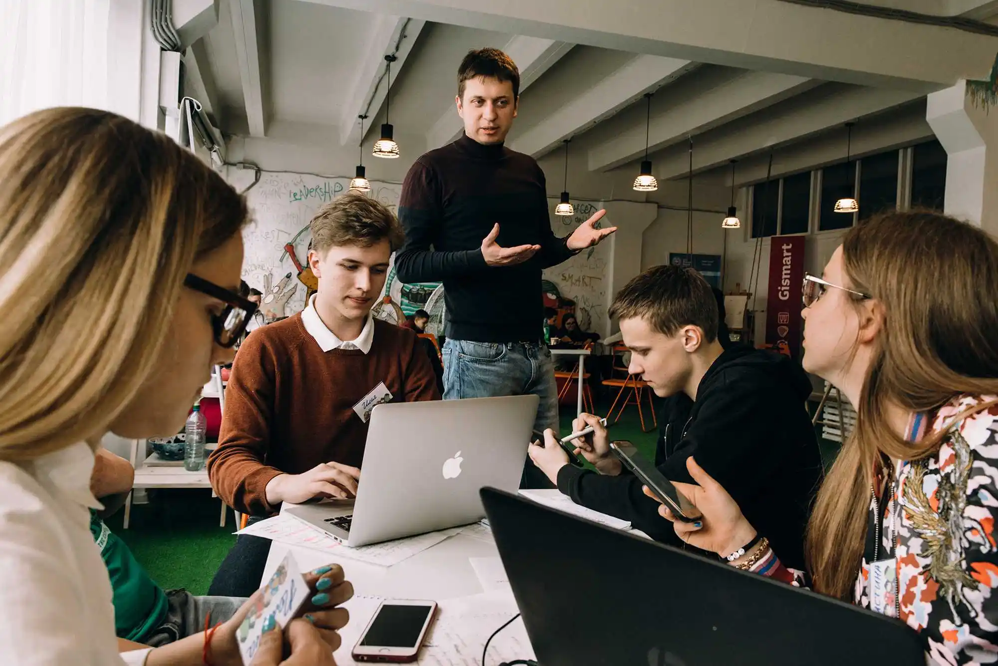 Estudiantes aprendiendo estrategias de inversión en plataforma online
