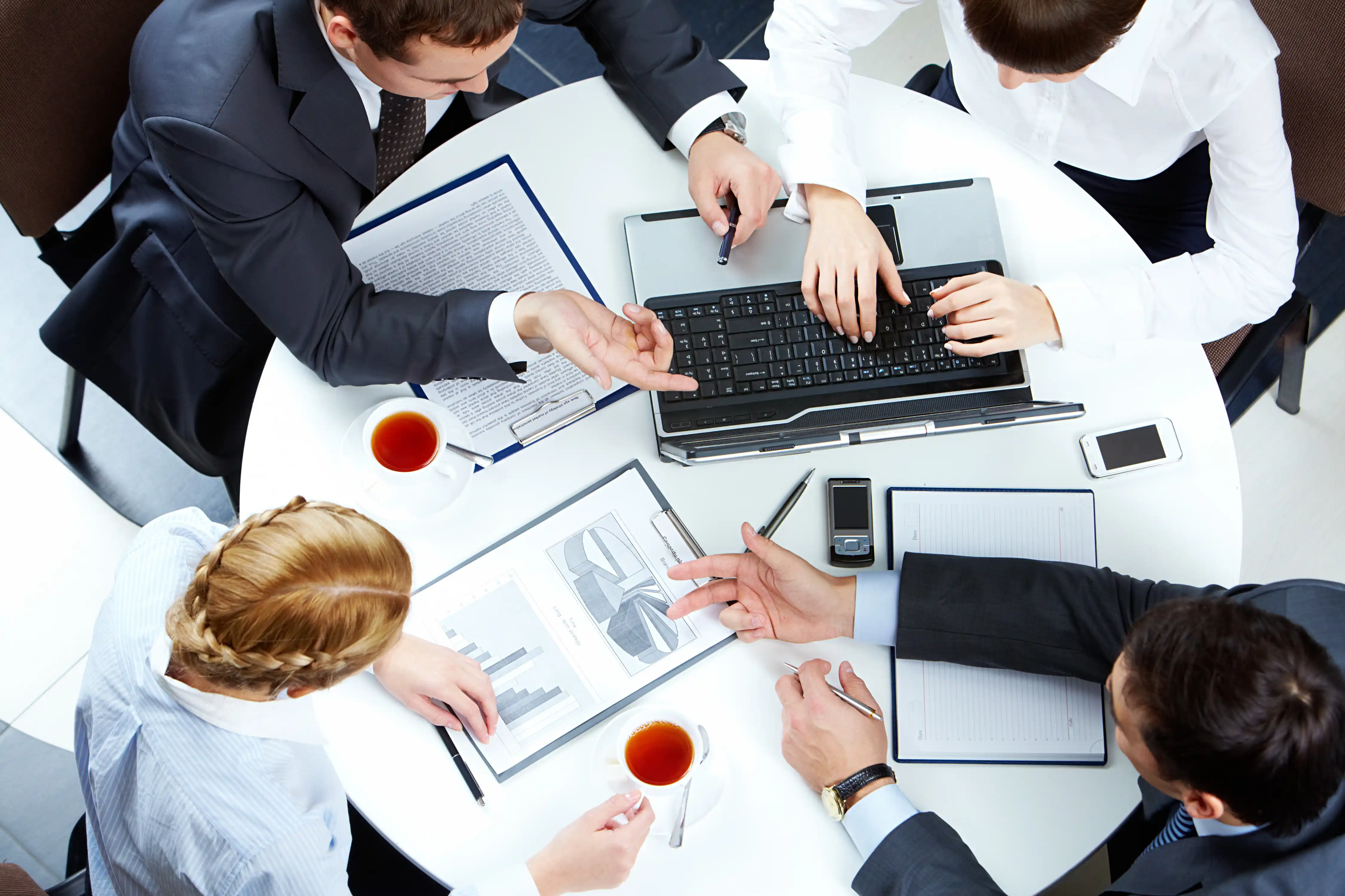Equipo de profesionales analizando estrategias de inversión en reunión